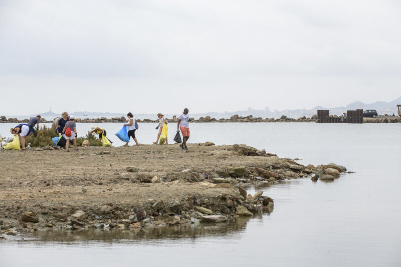 El plástico representa el 49,53% de la basura marina recogida en playas de las islas Canarias, seguido del papel con un 30,19%