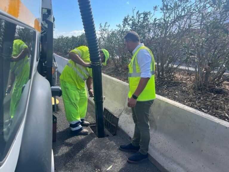 El Cabildo de Lanzarote procede a limpiar los imbornales de las vías ante la llegada de la temporada de lluvias