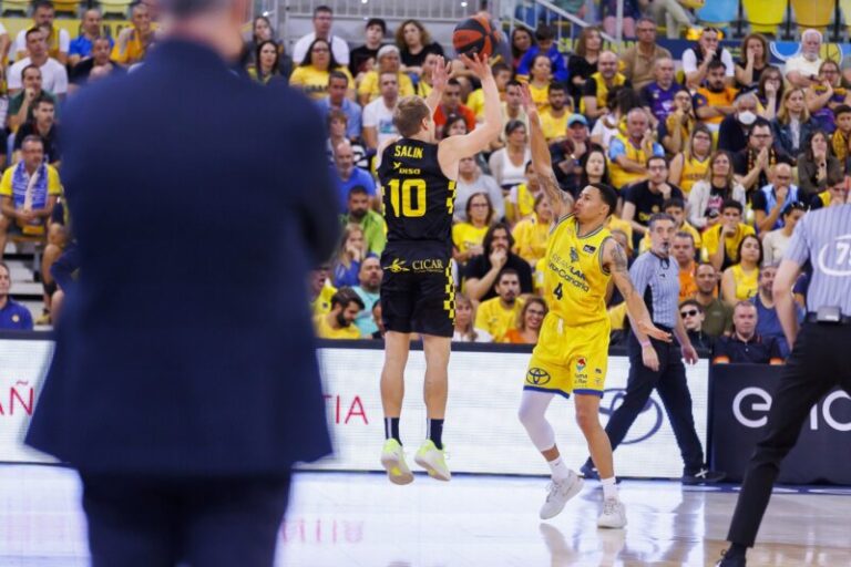 82-94. El Lenovo Tenerife se lleva el triunfo en el derbi de este domingo