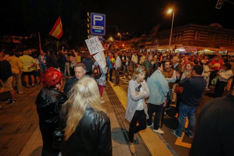 Cientos de personas se manifiestan ante la sede del PSOE de Canarias contra la amnistía