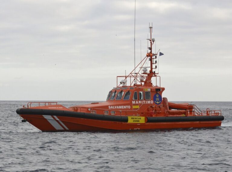 Rescatan a 107 personas en una embarcación a 100 kilómetros de Lanzarote