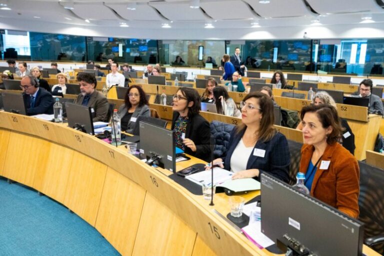 Canarias expone en Bruselas la situación de urgencia de los menores migrantes en las islas