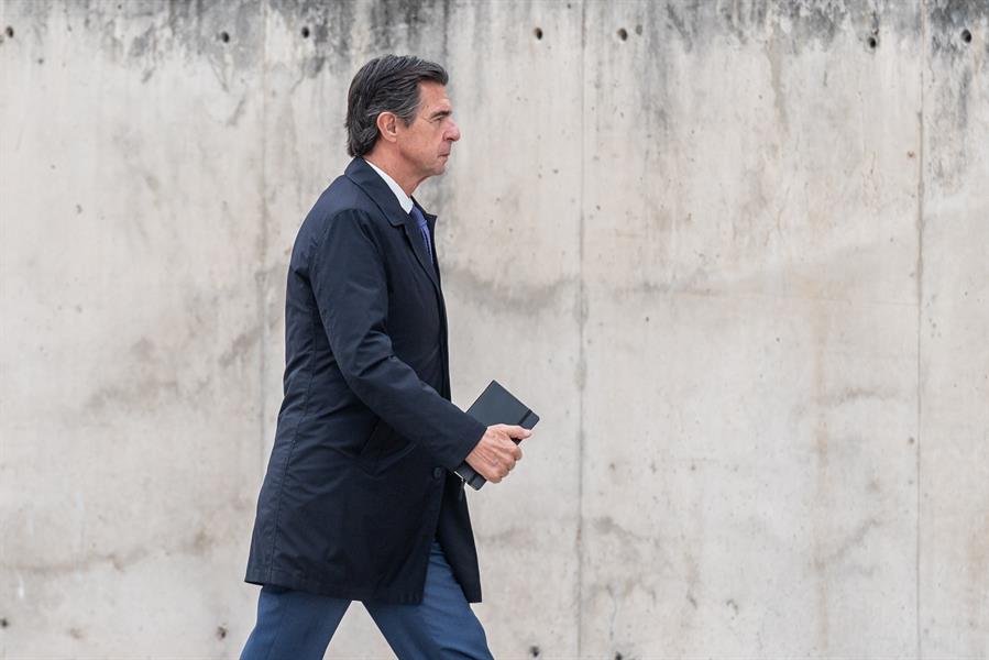 Soria recuerda que "hubo algo raro" en el precio de la luz a finales de 2013