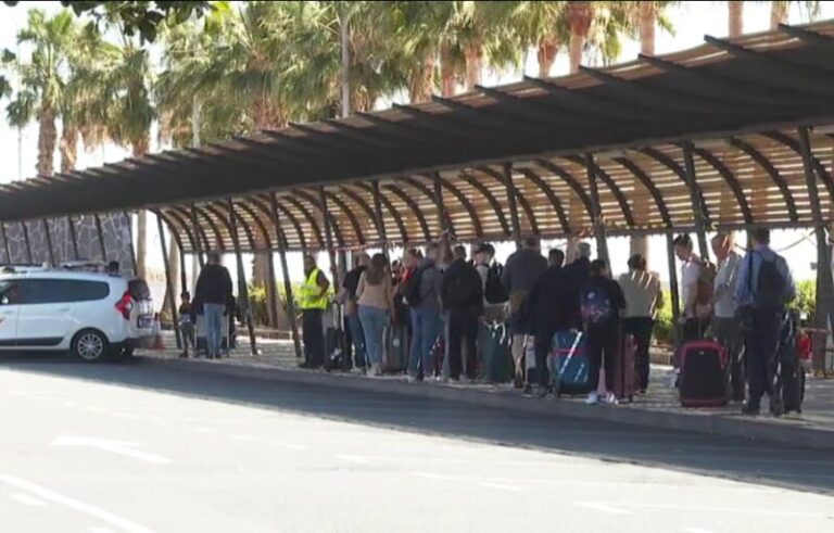 Taxis de otros municipios podrán recoger clientes en Tenerife Sur en horas punta