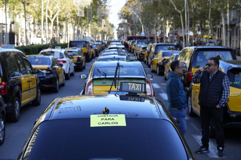 Los taxistas de Barcelona desfilan con una marcha lenta por la muerte de un compañero tras una agresión