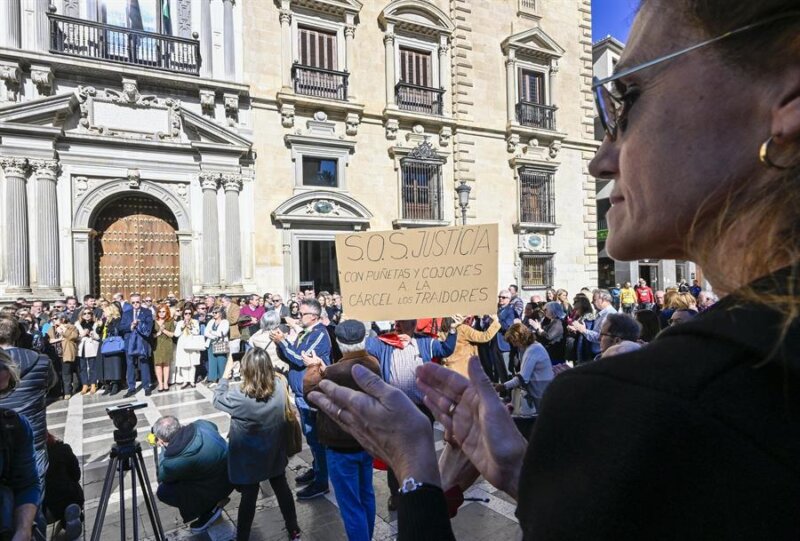 Magistrados y jueces de Granada durante la concentración. EFE