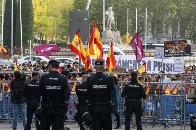 Imagen de protestantes al final de la Carrera de Los Jerónimos y cerca de la plaza de Neptuno. EFE