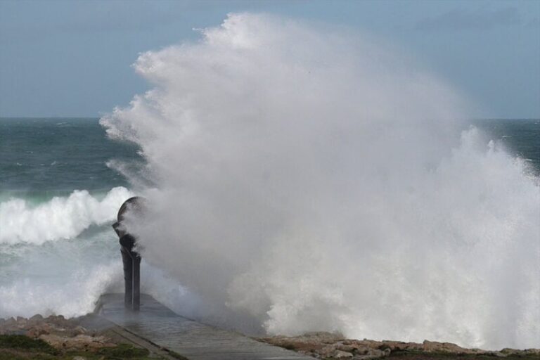Mal estado del mar, viento y alguna incidencia en el aeropuerto de La Palma, mientras en la península golpea Herminia