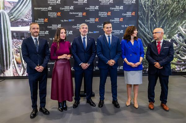 Un acto en el que estuvo acompañado por el ministro de Industria, Comercio y Turismo en funciones, Héctor Gómez; la secretaria de Estado de Turismo, Rosana Morillo; la consejera de Turismo y Empleo del Gobierno de Canarias, Jéssica de León; y representantes de los siete cabildos insulares y de las empresas del sector turístico canario.