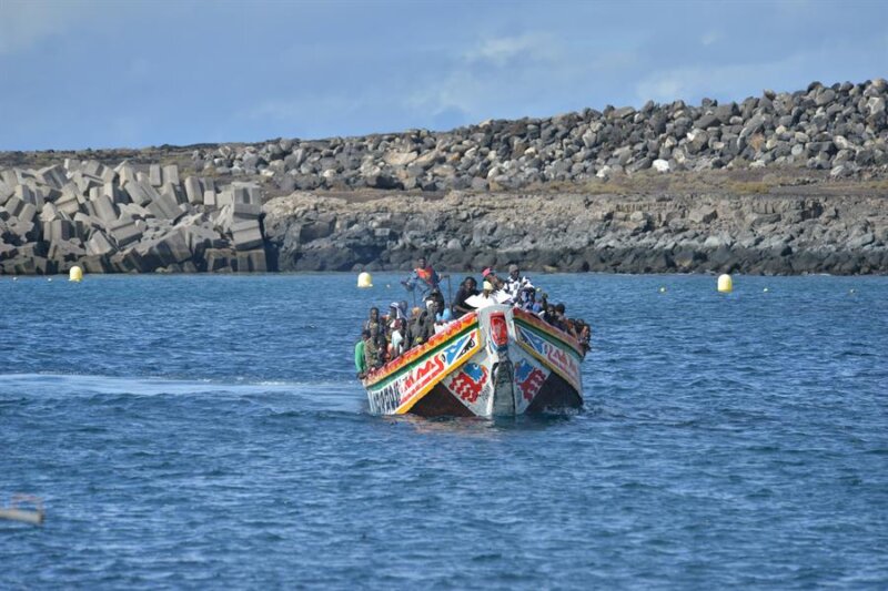 LA RESTINGA (EL HIERRO), 31/10/2023.- El buque de la Guardia Civil Río Tajo ha auxiliado este martes a un cayuco con 172 personas en aguas cercanas a El Hierro y lo ha escoltada hasta su llegada al muelle de La Restinga. EFE/ Gelmert Finol
