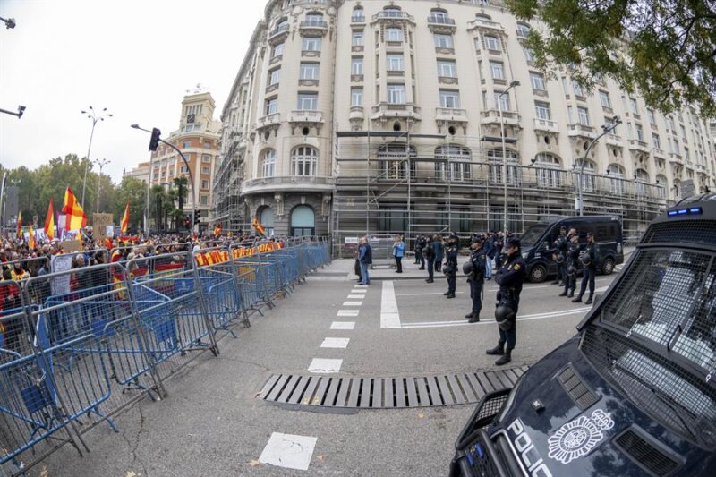 Imagen de algunos de los manifestantes durante el debate de investidura de Pedro Sánchez. EFE