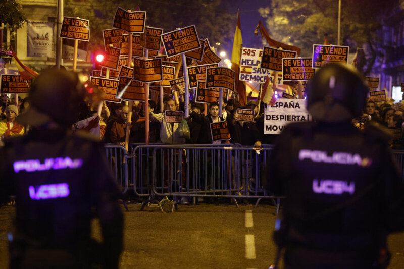 Nueva concentración en Ferraz con mensajes hostiles contra los periodistas