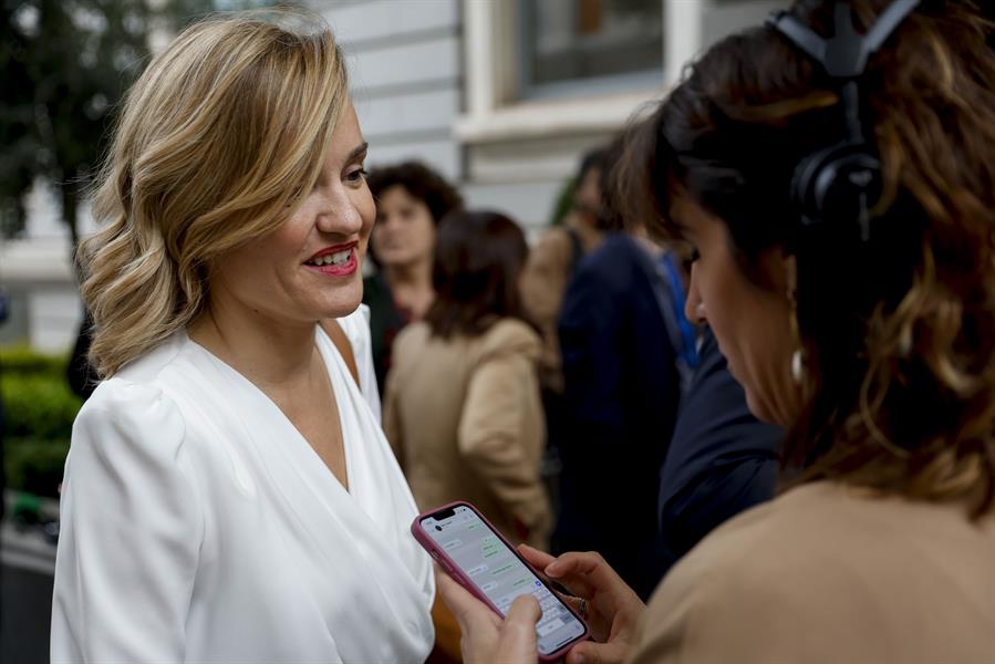 Pilar Alegría, ministra de Educación y Formación Profesional en funciones, en los alrededores del Congreso, donde se celebra el primer día del debate de investidura del líder del PSOE, Pedro Sánchez, que expone su nuevo programa de Gobierno y pedirá la confianza a la Cámara para revalidar su mandato en la Moncloa, este miércoles en Madrid. EFE/ Mariscal