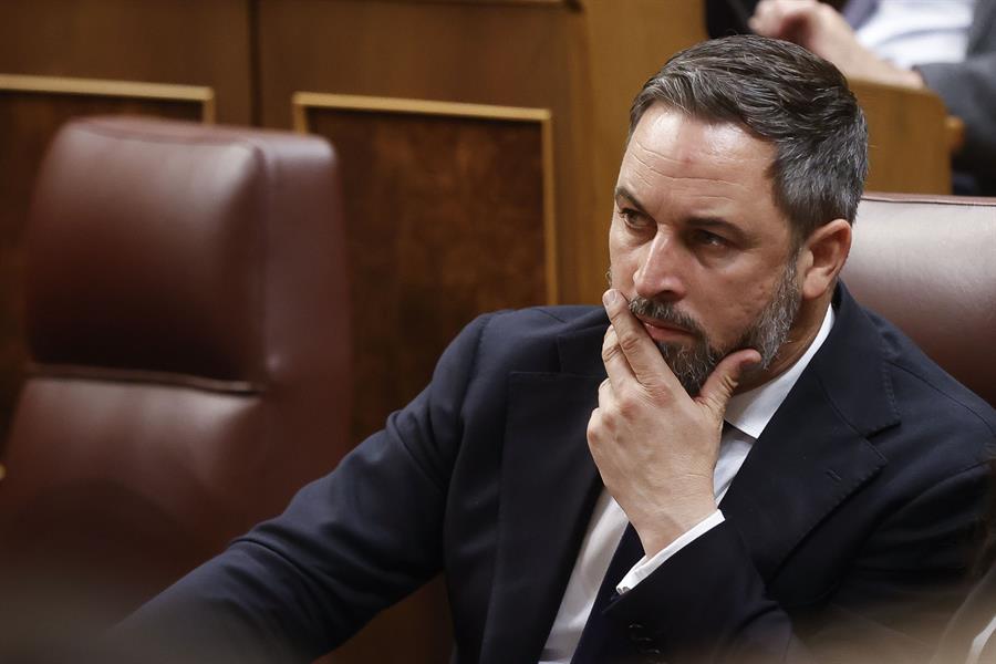 El líder de Vox, Santiago Abascal, en su escaño del Congreso, donde se celebra el primer día del debate de investidura en el que el secretario general del PSOE y presidente del Gobierno en funciones, Pedro Sánchez, expone su nuevo programa de Gobierno y pide la confianza a la Cámara para revalidar su mandato en la Moncloa, este miércoles en Madrid. EFE/Juan Carlos Hidalgo