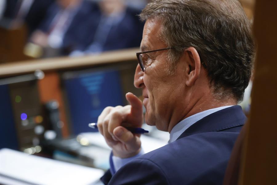 El líder del PP, Alberto Núñez Feijóo esucha la intervención del presidente del Gobierno en funciones, Pedro Sánchez, en el primer día del debate de investidura de Sánchez, este miércoles, en el Congreso de los Diputados, en Madrid. EFE/Juan Carlos Hidalgo