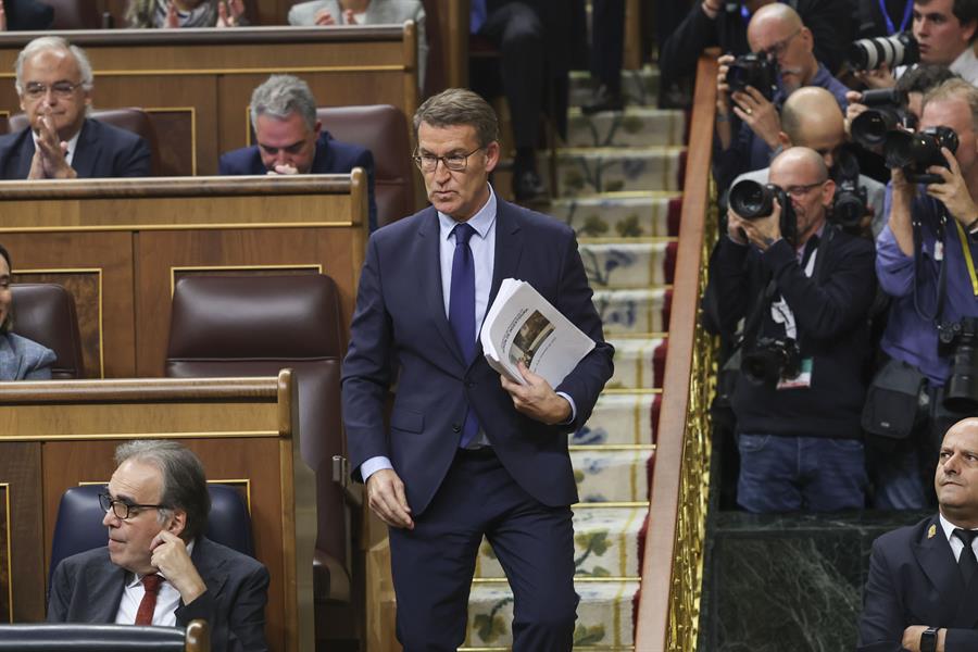 El líder del Partido Popular, Alberto Núñez Feijóo (c), durante el primer día del debate de investidura del presidente del Gobierno en funciones, Pedro Sánchez, este miércoles, en Madrid. EFE/ Kiko Huesca