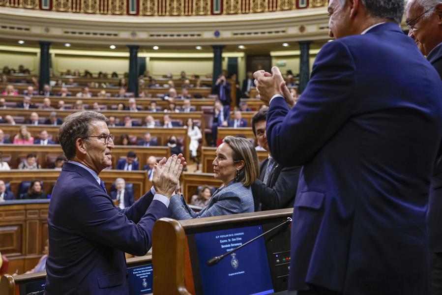 El líder del Partido Popular, Alberto Núñez Feijóo (i), recibe los aplausos de su grupo tras su intervención en el primer día del debate de investidura del presidente del Gobierno en funciones, Pedro Sánchez, este miércoles en el Congreso de los Diputados en Madrid. EFE/ Daniel González
