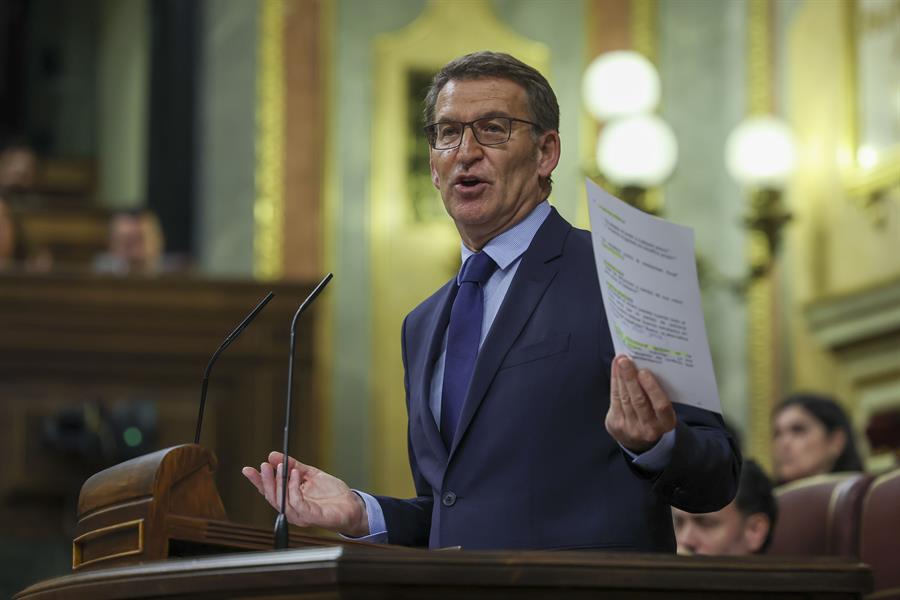 El líder del Partido Popular, Alberto Núñez Feijóo (c), interviene en el primer día del debate de investidura del presidente del Gobierno en funciones, Pedro Sánchez, este miércoles en el Congreso de los Diputados en Madrid. EFE/ Kiko Huesca