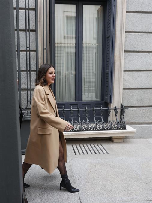 La ministra de Igualdad en funciones, Irene Montero, llega al Congreso, donde se celebra el primer día del debate de investidura del líder del PSOE, Pedro Sánchez, que expone su nuevo programa de Gobierno y pedirá la confianza a la Cámara para revalidar su mandato en la Moncloa, este miércoles en Madrid. EFE/ Mariscal