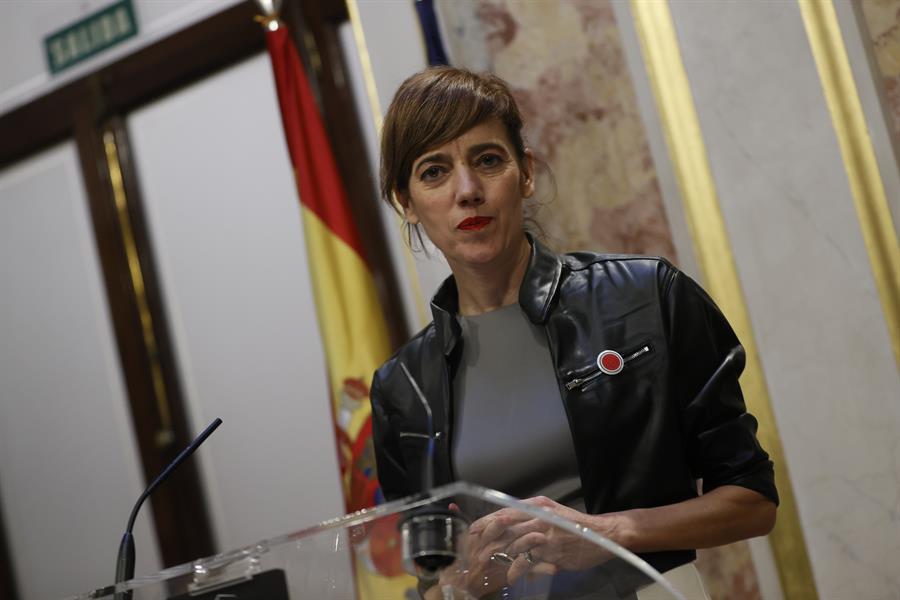  La portavoz de Sumar en el Congreso, Marta Irene Lois, hace una declaración a la prensa tras la intervención del líder socialista Pedro Sánchez ante la Cámara en el primer día de su debate de investidura para exponer su nuevo programa de Gobierno y pedir la confianza a la Cámara para revalidar su mandato en la Moncloa, este miércoles. EFE/Mariscal