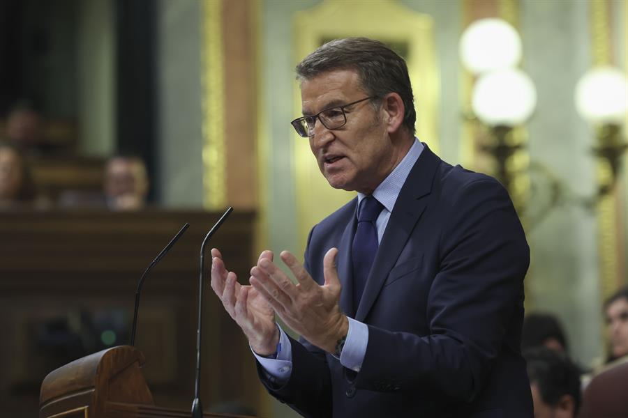 El líder del Partido Popular, Alberto Núñez Feijóo, interviene en el primer día del debate de investidura del presidente del Gobierno en funciones, Pedro Sánchez, este miércoles en el Congreso de los Diputados en Madrid. EFE/ Kiko Huesca