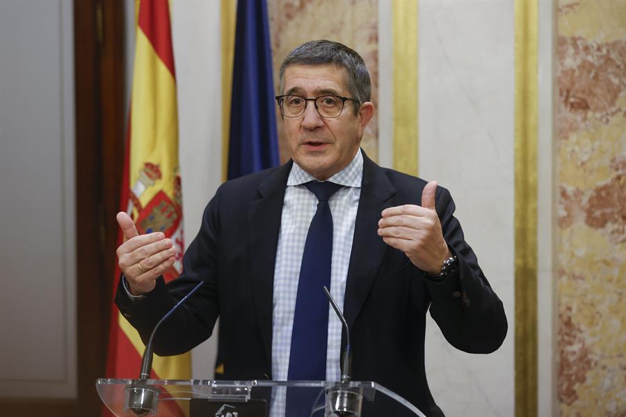  El portavoz del PSOE, Patxi López, hace una declaración a la prensa tras la intervención del líder socialista Pedro Sánchez ante la Cámara en el primer día de su debate de investidura para exponer su nuevo programa de Gobierno y pedir la confianza a la Cámara para revalidar su mandato en la Moncloa, este miércoles. EFE/Juan Carlos Hidalgo