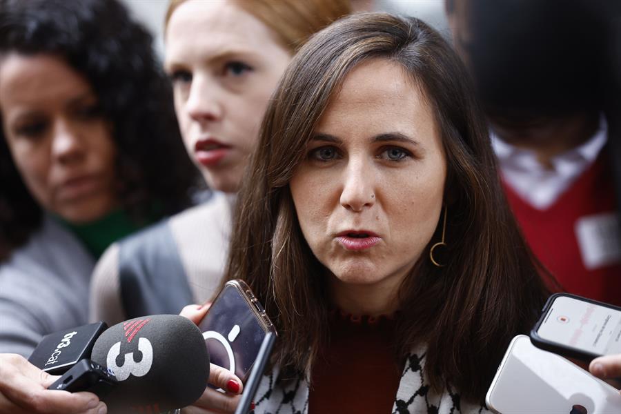 La ministra de Derechos Sociales en funciones, Ione Belarra, en compañía de la secretaria de Estado para la Agenda 2030 en funciones y diputada de Podemos Lilith Vestrynge (2i), realiza declaraciones a los medios durante el segundo día del debate de investidura del presidente del Gobierno en funciones, Pedro Sánchez, este jueves en el Congreso de los Diputados en Madrid. EFE/ Rodrigo Jiménez