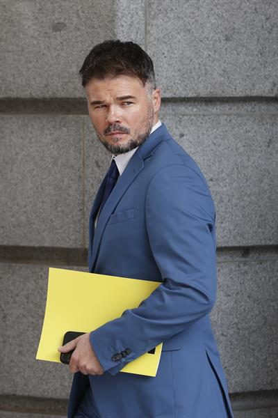  El portavoz de ERC Gabriel Rufiánllega al Congreso, donde el secretario general del PSOE y presidente del Gobierno en funciones, Pedro Sánchez, interviene en el primer día del debate de investidura en el que Sánchez expone su nuevo programa de Gobierno y pide la confianza a la Cámara para revalidar su mandato en la Moncloa, este miércoles en Madrid. EFE/ MARISCAL