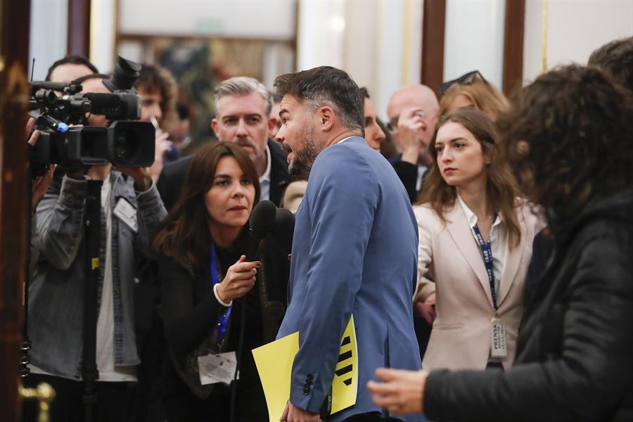 El portavoz del ERC, Gabriel Rufián, atiende a la prensa a su llegada al Congreso, donde se celebra el primer día del debate de investidura en el que del líder del PSOE y presidente del Gobierno en funciones Pedro Sánchez expone su nuevo programa de Gobierno y pide la confianza a la Cámara para revalidar su mandato en la Moncloa, este miércoles en Madrid. A su lado, Mikel Legarda EFE/Juan Carlos Hidalgo