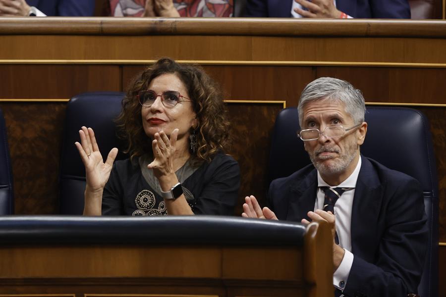 Los ministros en funciones de Hacienda, María Jesús Montero e Interior, Fernando Grande - Marlaska aplauden al secretario general del PSOE y presidente del Gobierno en funciones, Pedro Sánchez, durante su intervención ante Congreso, donde se celebra el primer día del debate de investidura en el que Sánchez expone su nuevo programa de Gobierno y pide la confianza a la Cámara para revalidar su mandato en la Moncloa, este miércoles en Madrid. EFE/ Juan Carlos Hidalgo