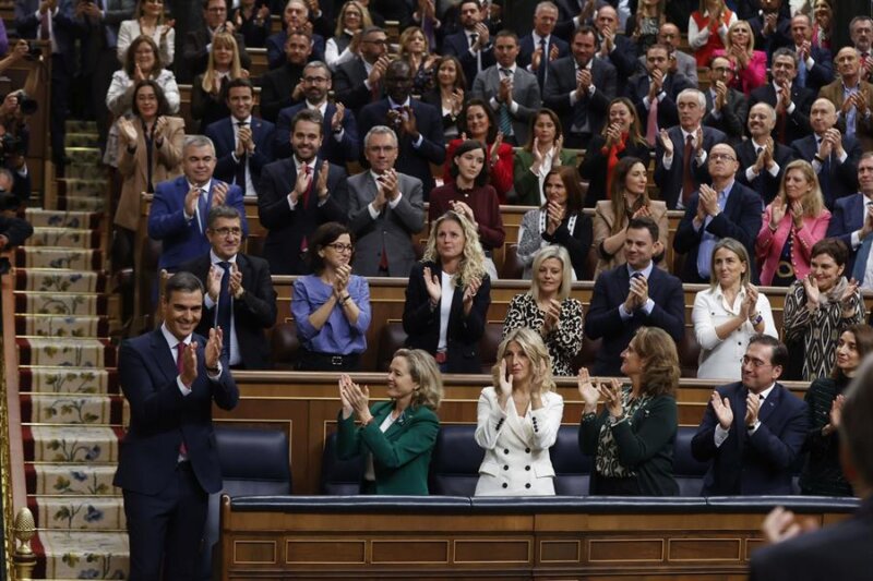 El secretario general del PSOE y presidente del Gobierno en funciones, Pedro Sánchez, es aplaudido en el Congreso tras su intervención en el primer día del debate de su investidura en el que expone su nuevo programa de Gobierno y pide la confianza a la Cámara para revalidar su mandato en la Moncloa, este miércoles en Madrid. EFE/ Juan Carlos Hidalgo