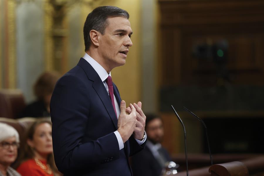 El presidente del Gobierno en funciones, Pedro Sánchez, se dirige a la Cámara en el primer día de su debate de investidura para exponer su nuevo programa de Gobierno y pedir la confianza a la Cámara para revalidar su mandato en la Moncloa, este miércoles, en Madrid. EFE/Juan Carlos Hidalgo