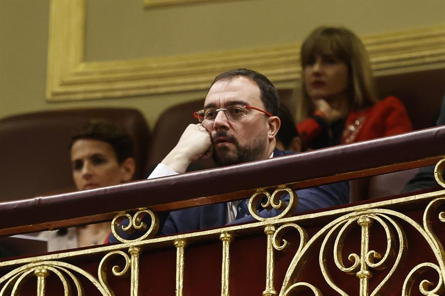 El presidente del Principado de Asturias, Adrián Barbón, escucha, desde la tribuna de invitados, la intervención del líder socialista, Pedro Sánchez, en el primer día de su debate de investidura, para exponer su nuevo programa de Gobierno y pedir la confianza a la Cámara para revalidar su mandato en la Moncloa, este miércoles, en Madrid. EFE/Juan Carlos Hidalgo