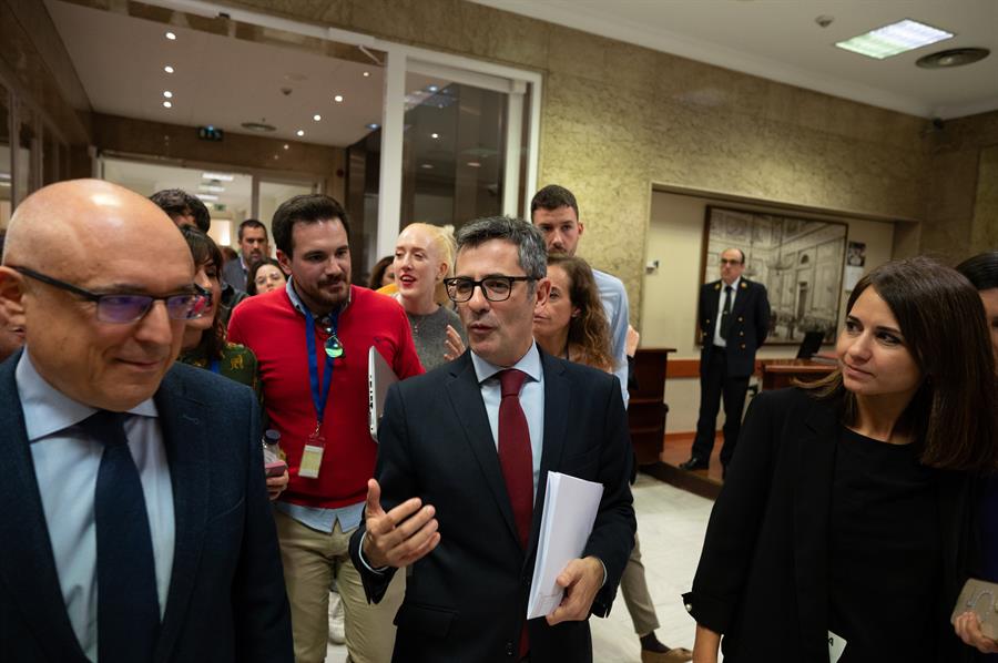  El ministro de la Presidencia, Félix Bolaños, a su salida de una rueda de prensa en el Congreso de los Diputados en la que ha explicado los pormenores de la ley de amnistía que el PSOE ha registrado este lunes en la Cámara Baja en solitario, sin las firmas de sus socios de investidura: Sumar, Junts, ERC, EH Bildu, PNV y BNG. EFE/Fernando Villar