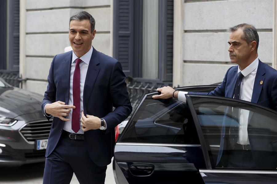 El presidente del Gobierno en funciones, Pedro Sánchez (i), sonríe a su llegada al Congreso de los Diputados para la celebración del primer día de su debate de investidura, durante el que expondrá su nuevo programa de Gobierno y pedirá la confianza a la Cámara para revalidar su mandato en la Moncloa, este miércoles, en Madrid. EFE/Mariscal