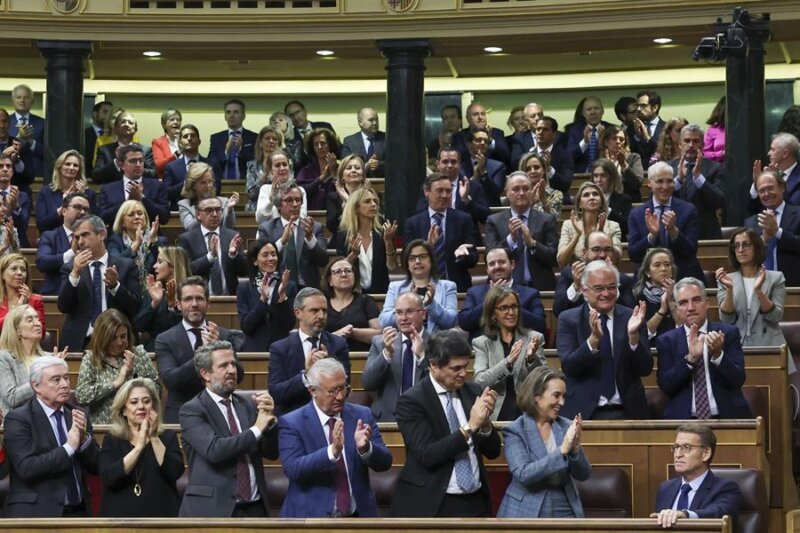  El líder del Partido Popular, Alberto Núñez Feijóo (d), recibe los aplausos de la bancada popular tras su intervención en el primer día del debate de investidura del presidente del Gobierno en funciones, Pedro Sánchez, este miércoles en el Congreso de los Diputados en Madrid. EFE/ Kiko Huesca