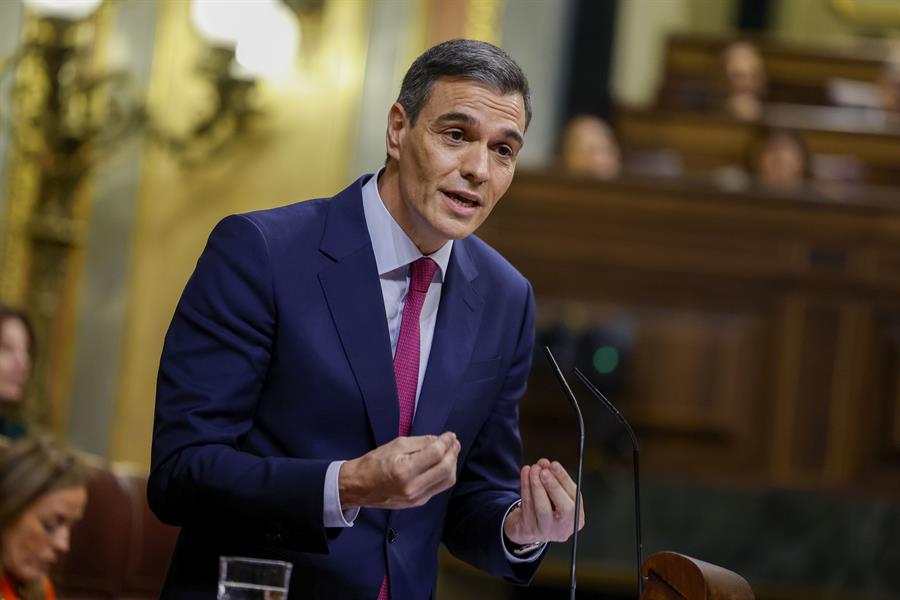 El secretario general del PSOE y presidente del Gobierno en funciones, Pedro Sánchez, interviene durante el primer día del debate de investidura, en el que expone su nuevo programa de Gobierno y pide la confianza a la Cámara para revalidar su mandato en la Moncloa, este miércoles en el Congreso de los Diputados en Madrid. EFE/ Daniel González