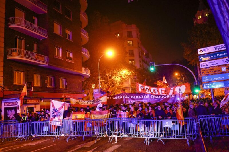 Concentración contra la Amnistía durante el debate de investidura de Pedro Sánchez este miércoles, en la calle Ferraz, lugar de la sede central del PSOE en Madrid. EFE/ Rodrigo Jiménez