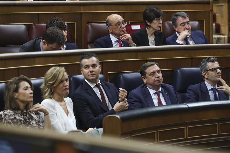 La ministra de Transportes en funciones, Raquel Sánchez, la ministra de Educación en funciones, Pilar Alegría, el ministro de Industria en funciones, Héctor Gómez, el ministro de Agricultura y Pesca en funciones, Luis Planas, y el ministro de Presidencia, Relaciones con las Cortes y Memoria Democrática, Félix Bolaños, durante el primer día del debate de investidura del presidente del Gobierno en funciones, Pedro Sánchez, este miércoles en el Congreso de los Diputados en Madrid. EFE/ Kiko Huesca