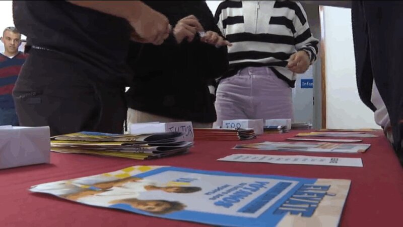 "Democratízate" acerca la democracia a los alumnos del colegio Decroly