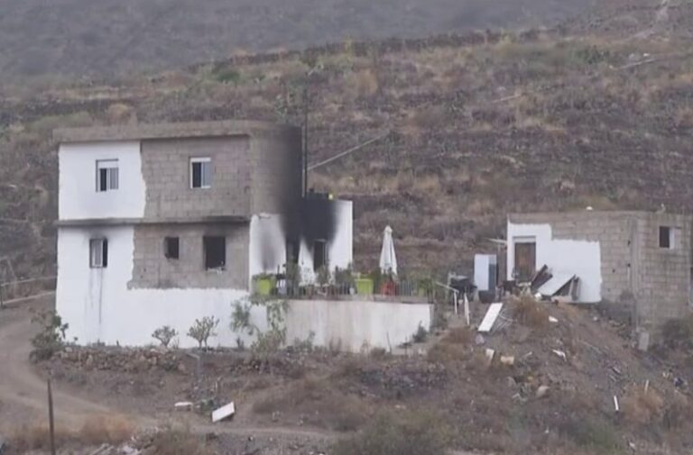 A prisión por presuntamente incendiar la casa con su pareja e hijo en el interior en Tenerife
