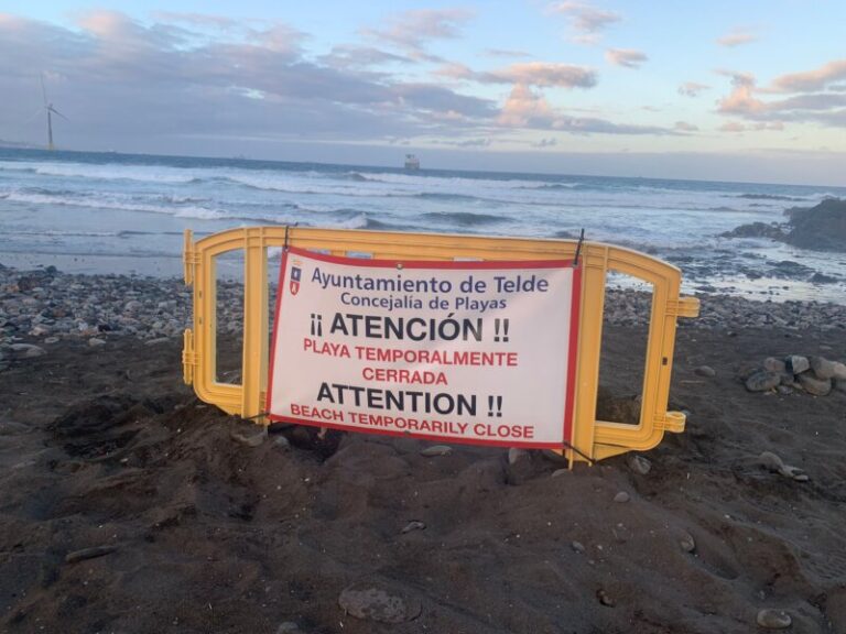 Reabre la playa de La Restinga, en Telde, tras desaparecer la mancha de crudo