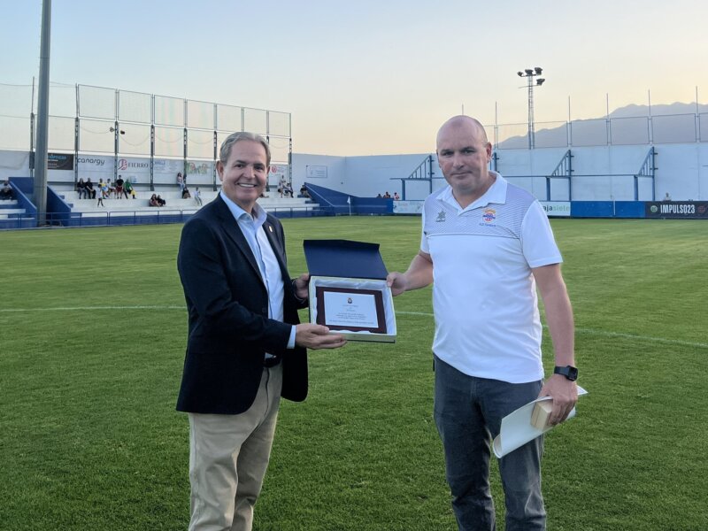 Imagen del intercambio de recuerdos entre el Tenisca y la UD Las Palmas. Foto X UD Las Palmas