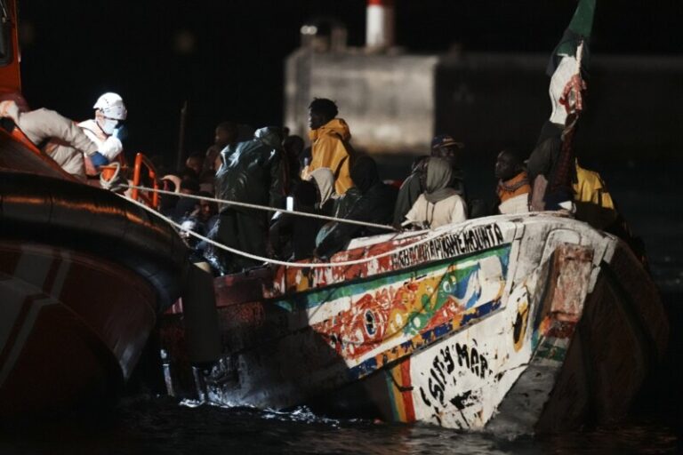Llegan 178 personas en tres cayucos a Canarias, una de ellas fallecida