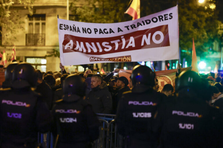 Manifestantes cortan la Gran Vía en Madrid para protestar contra la amnistía