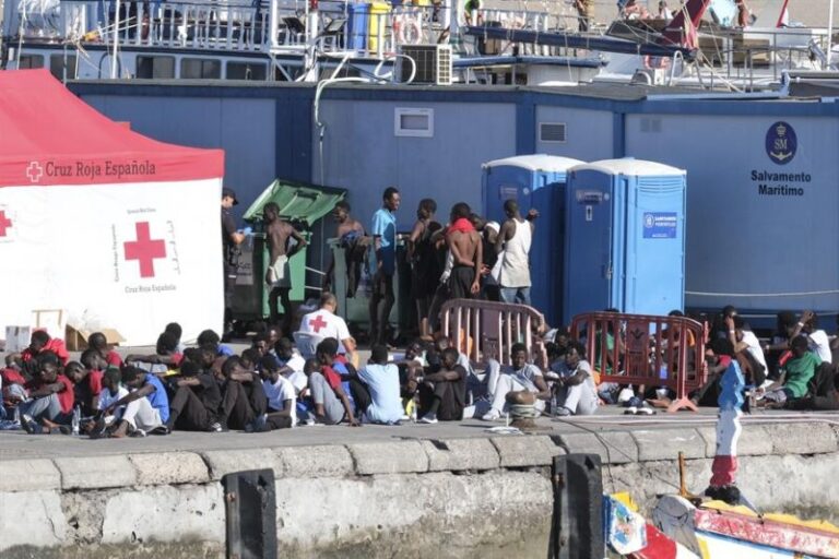 Localizan otra embarcación con migrantes cerca de Gran Canaria, la cuarta de este jueves