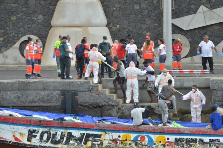 Enterrado el migrante fallecido el viernes en el centro de internamiento de El Hierro