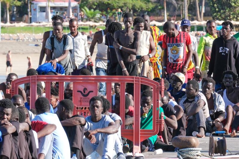 Imagen de archivo de la llegada de personas en cayucos a Tenerife / EFE / Alberto Valdés