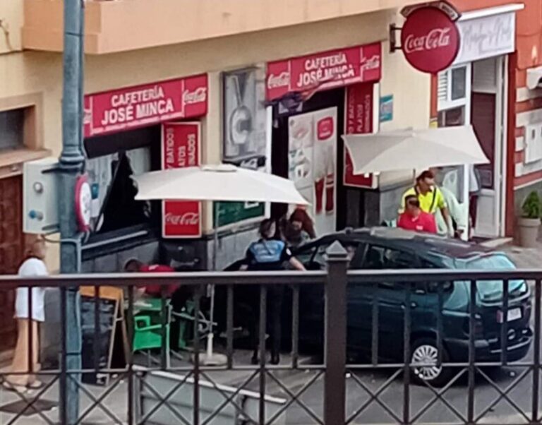 Una herida al chocar un coche con la terraza de un bar en Tenerife