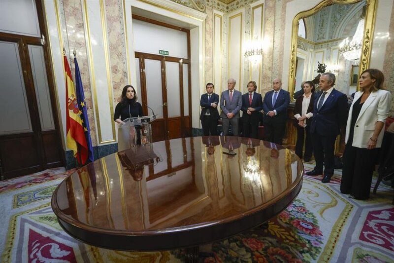 La portavoz de Vox en el Congreso Pepa Millán (i) ofrece una rueda de prensa en el Congreso de los Diputados tras la investidura del secretario general del PSOE, Pedro Sánchez, este jueves en Madrid. EFE/ Javier Lizón